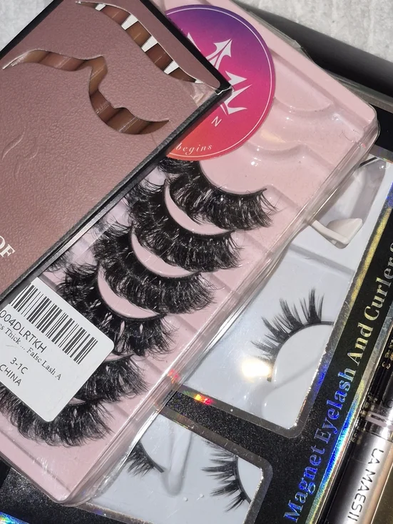 20 Piece Makeup Bundle - Picture 2 of 4